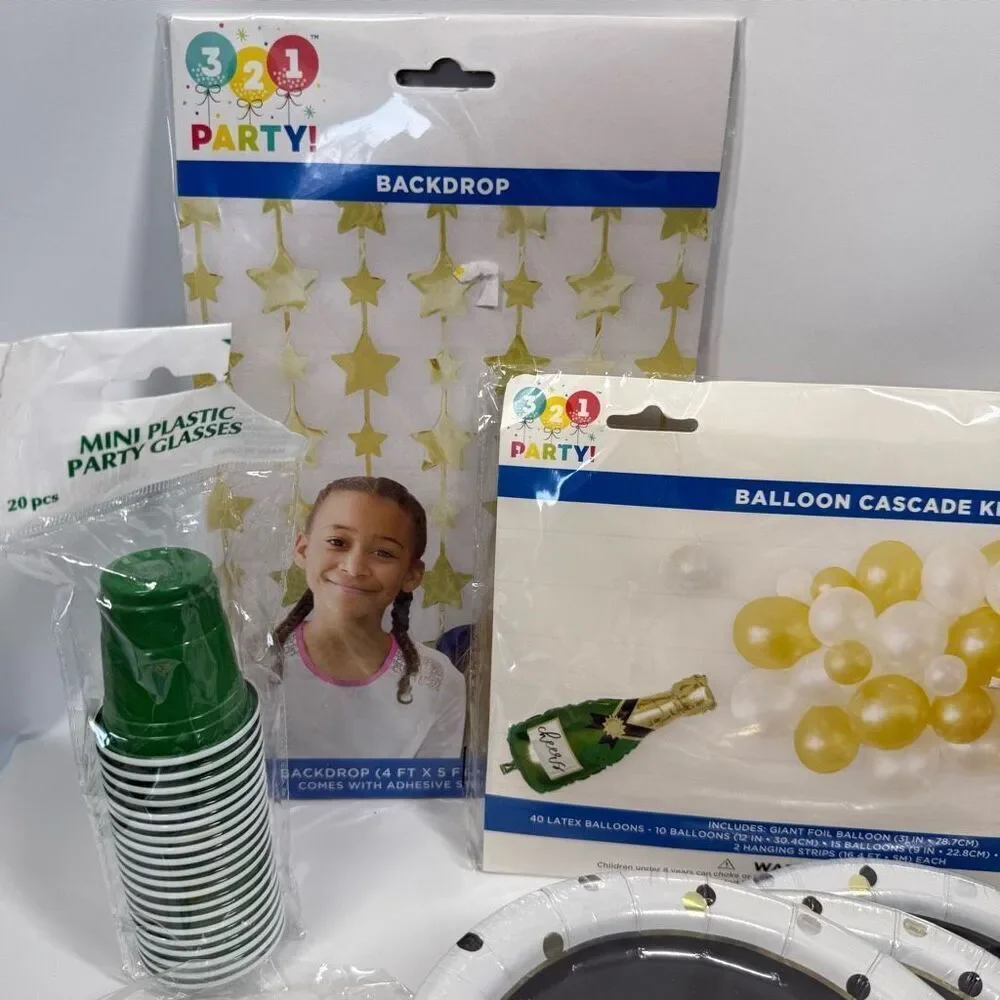 D16 Party Decorations- 12 piece Let's party cheers decorations and balloons